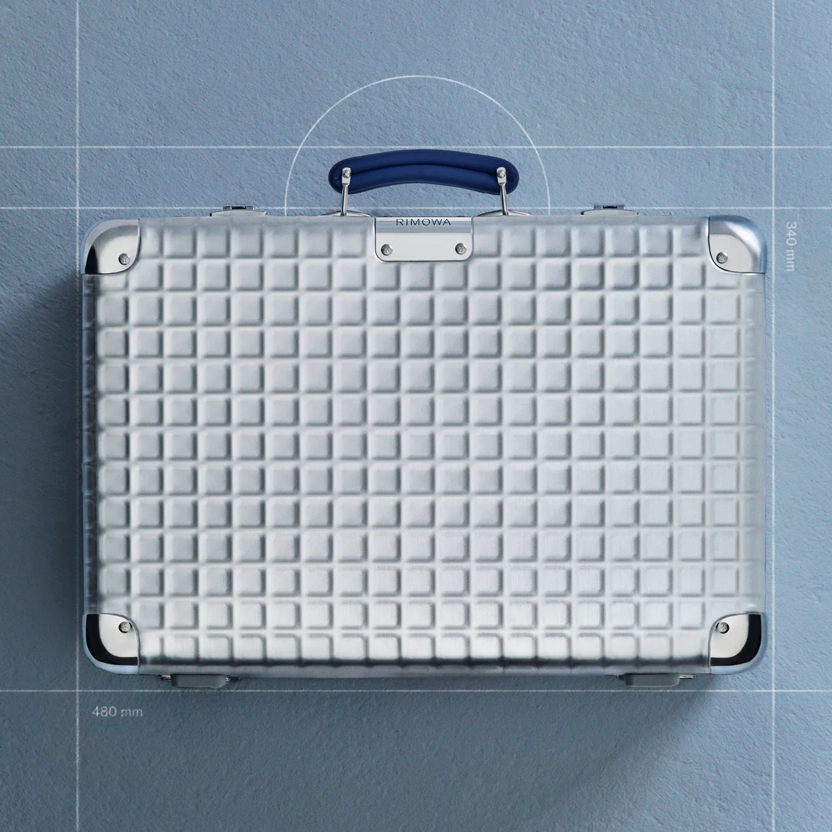 【かぶらない大人のリモワ】アーカイブを再解釈。限定発売の「Classic Aluminium Grid」が買い！