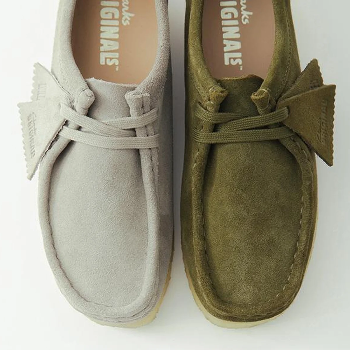 【差がつく大人のクラークス】春に買うべき「ワラビー」はグレーとオリーブ。アーバンリサーチ、アーバンリサーチ ドアーズで3月12日発売