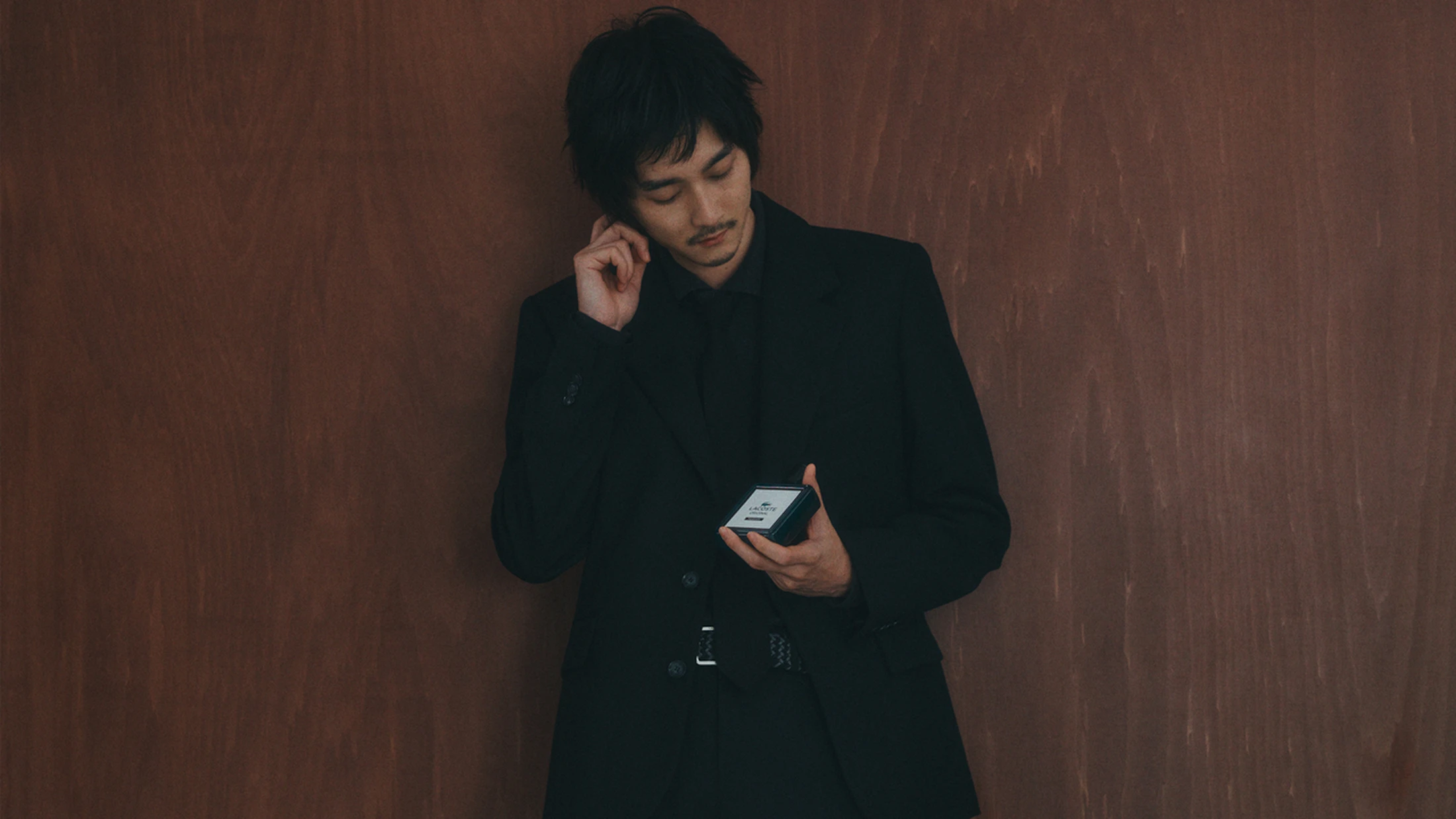 【LACOSTE】栁俊太郎が纏う香り。ラコステ オリジナル パルファムでナイトシーンに大人の奥行きを