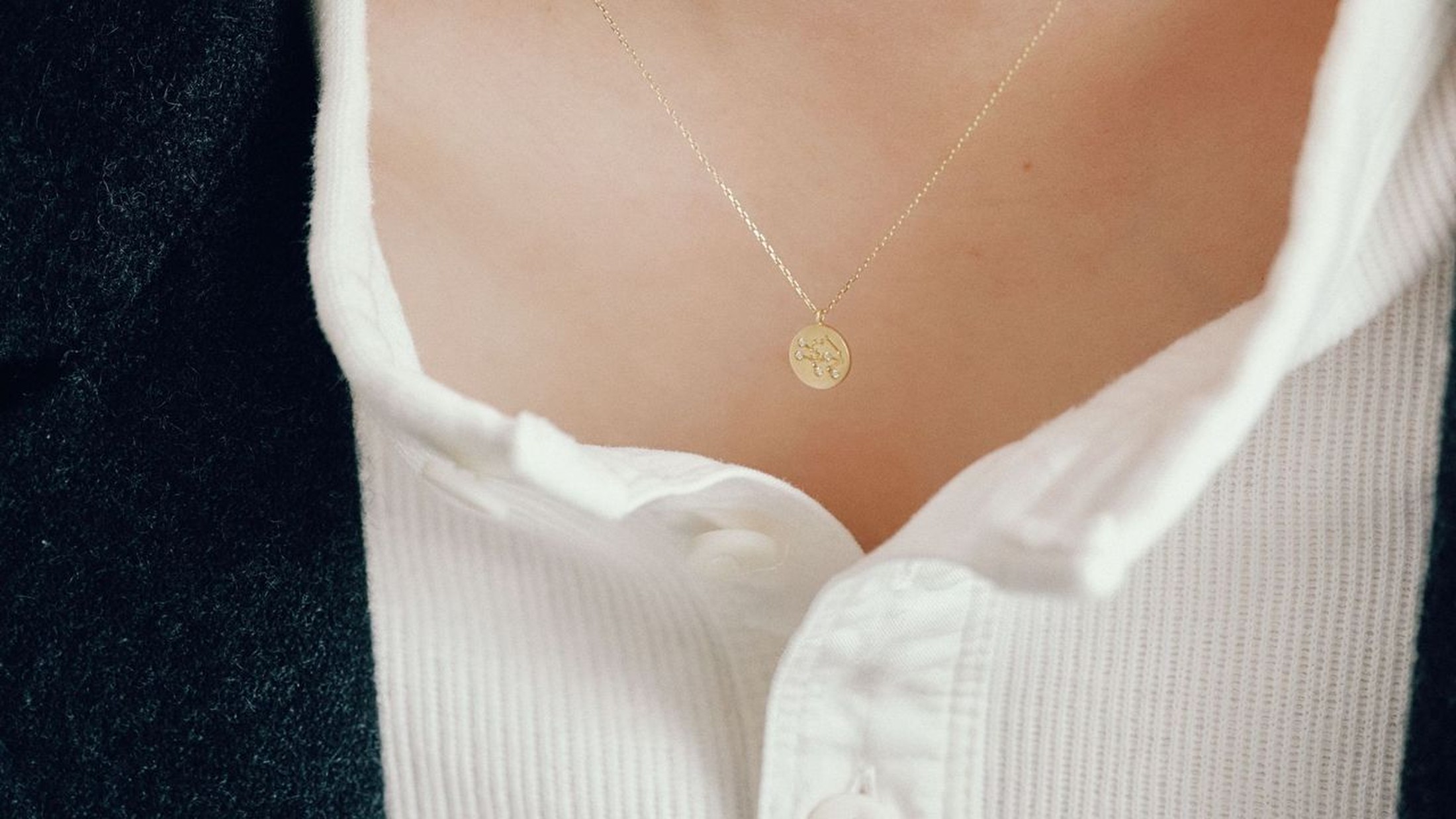 【マリハ】大人メンズのための「秋冬服」と「ゴールドアクセサリー」の相性学【イエローゴールド編】