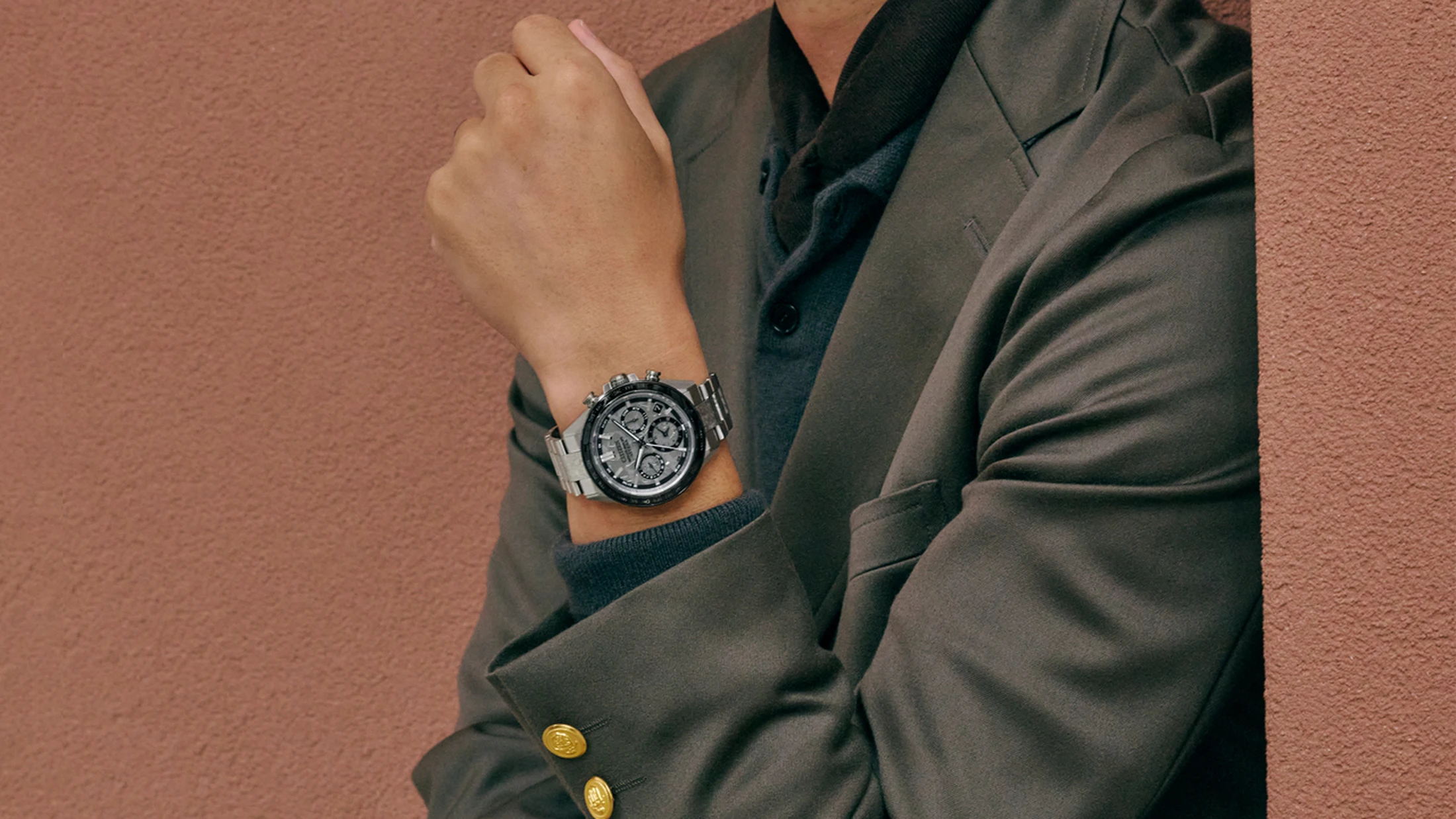 時計も服も「スタンダード」は止まらず、進化していく。〈シチズン〉アテッサと名品のペアリング。