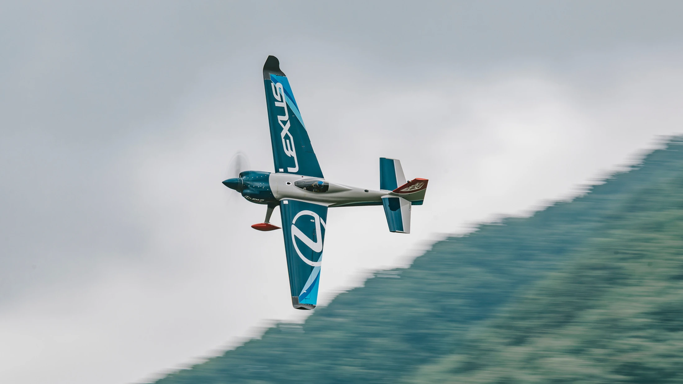 【陸と空の技術が生む戦いのドラマ】レクサスが挑むエアレースから目が離せない！