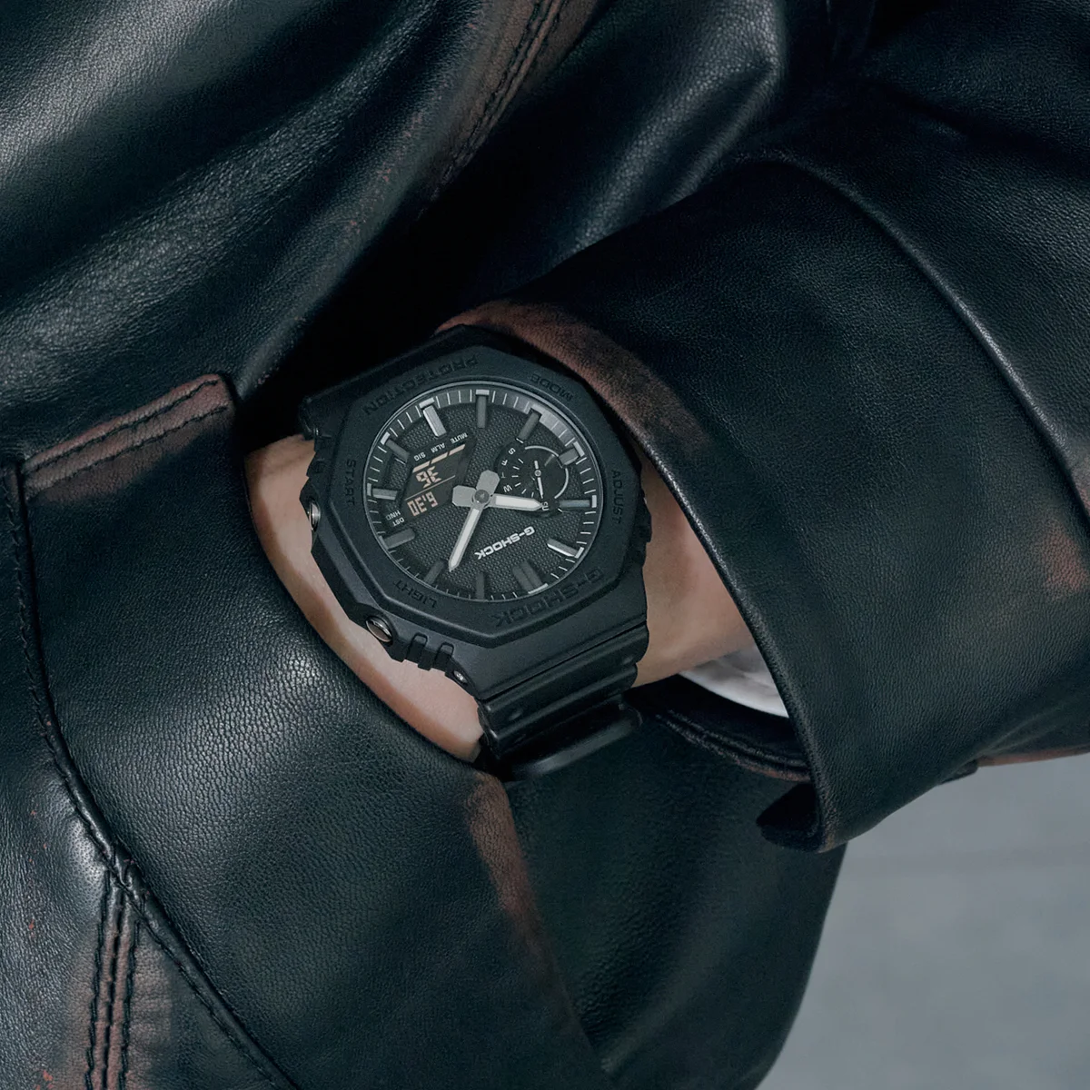 【上質すぎる大人のGショック】樹脂&メタル、2つのG-SHOCK「LUXE BLACK（リュクスブラック）」と黒の着こなしの最適解