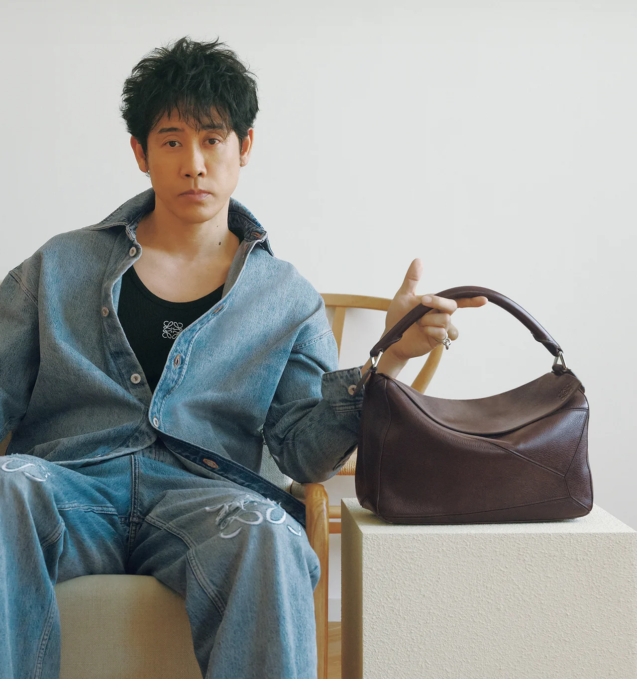 大泉洋とロエベ、大人の遊び心